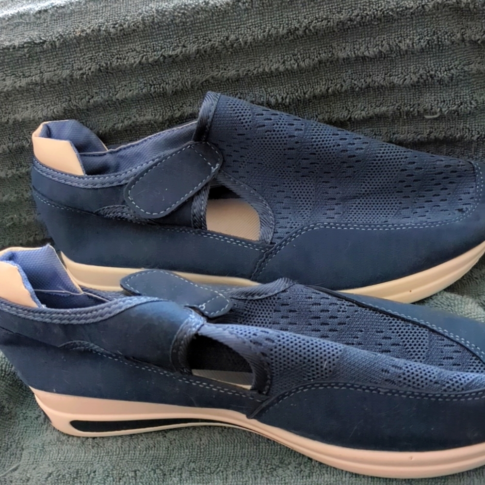 NWOB Super lightweight sneaker. Size 7 (Runs big)
